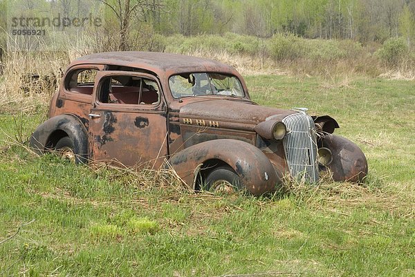 Rostigen alten Auto sitzen in einem Feld in Ramara Township  Ontario  Kanada.