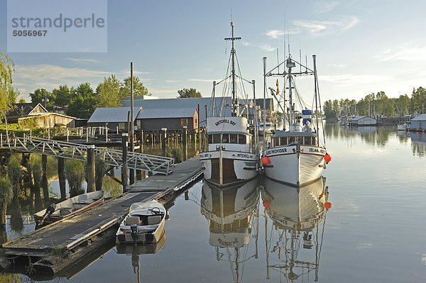 Fischerboote ankern in Fraser River Ladner  South Delta  British Columbia  Kanada