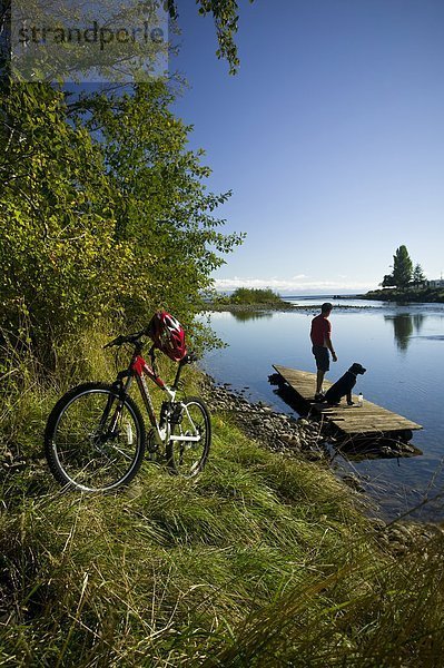 Der Oyster-Fluss ist eine beliebte Einstellung in der Sommer-Zeit für lässig Wanderungen  Mountainbiken und Fliegenfischen. Black Creek  den Comox Valley  Vancouver Island  British Columbia  Kanada.