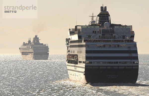 Zwei Kreuzfahrt Schiffe Entroute nach Alaska Segel in Abendlicht entlang der Sunshine Coast am südlichen British Columbia Küste. Georgia Strait  British Columbia  Kanada.