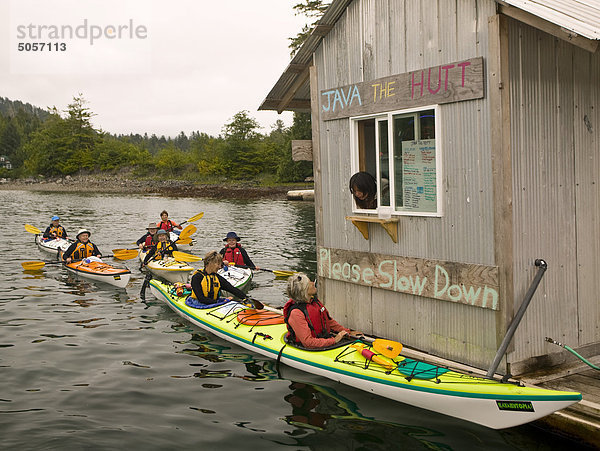 Freizeit klein fahren fließen Dorf Kajakfahrer Wiederholung Laden Kaffee Ethnisches Erscheinungsbild Kyuquot Sound British Columbia Kanada Vancouver Island