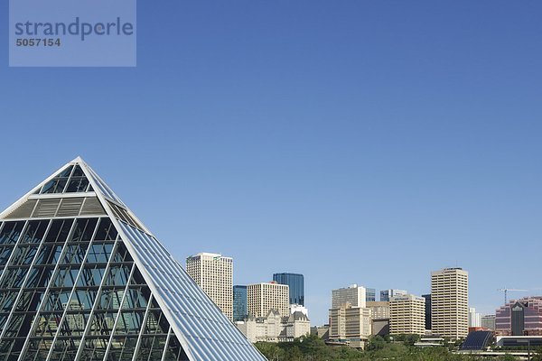 Edmonton Skyline mit die Glaspyramide am Muttart Konservatorium in den Vordergrund - Edmonton  Alberta