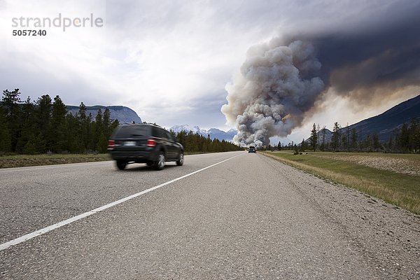 Waldbrand sichtbar von der Autobahn-Straße im Jasper-Nationalpark  Kanada