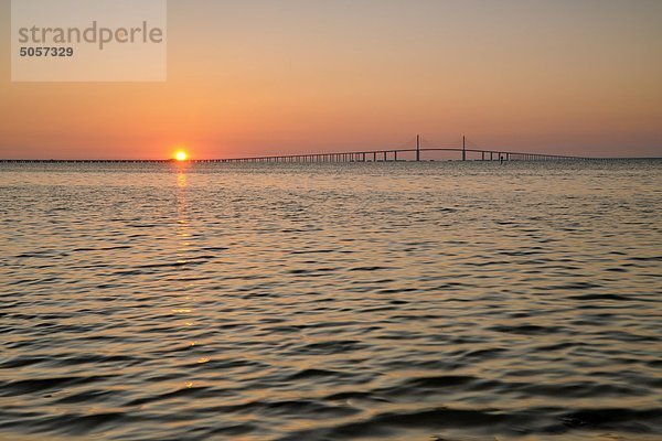 Dawn  Bob Graham Sunshine Skyway Bridge  spanning Tampa Bay  Florida  Vereinigte Staaten