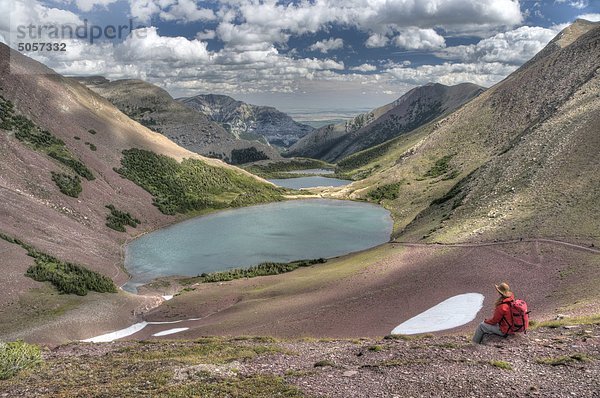 Weibliche Wanderer anzeigen Carthew Seen Carthew-Alderson Trail  Waterton-Lakes-Nationalpark  Alberta  Kanada.