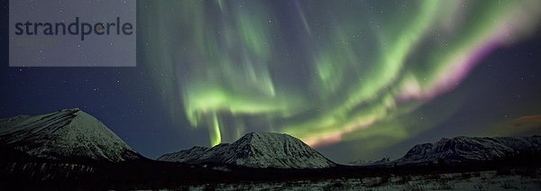 Dramatische Aurora Borealis Display über Berge außerhalb der Annie See  Yukon.