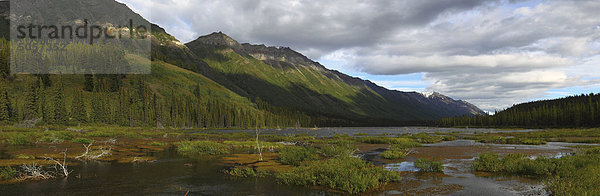 Panoramische Ansicht der Annie See  in der Nähe von Whitehorse  Yukon.