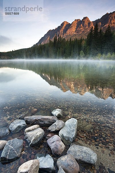 Sonnenaufgang über Yellowhead See und Yellowhead Berg in Mt. Robson Provincial Park  British Columbia  Kanada