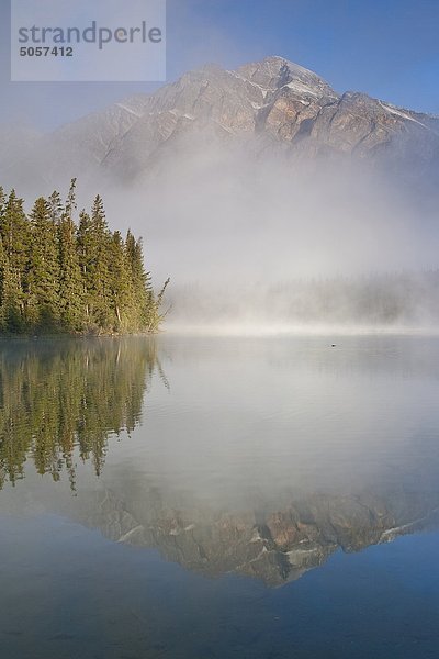Pyramid Lake mit Pyramid Mountain teilweise verdeckt durch Nebel  Jasper-Nationalpark in Alberta  Kanada