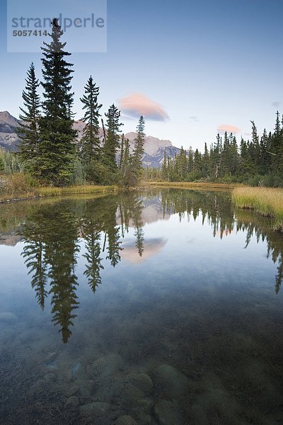 Linsenförmige Wolken über Berg reichen und spiegelt sich in offenen Wasser  Jasper-Nationalpark in Alberta  Kanada