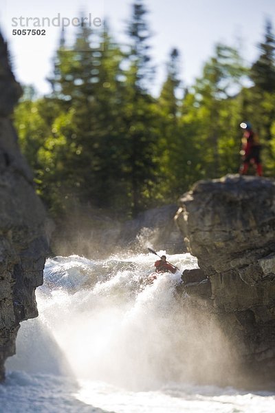 über Paddel Kajakfahrer Elbow Falls Alberta Kanada