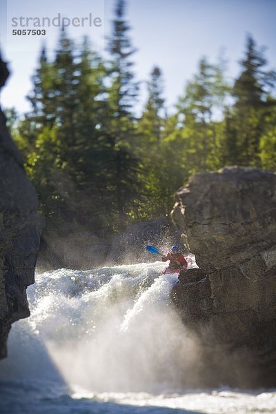 über Paddel Kajakfahrer Elbow Falls Alberta Kanada