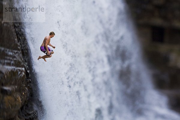 Mann jung Moyie Falls British Columbia Kanada