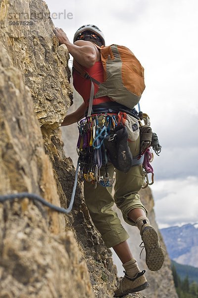 Eine Frau Rockclimber klettert Takakaw fällt 5.6  Yoho-Nationalpark  British Columbia  Kanada