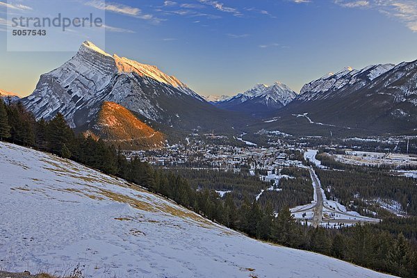 Stadt Banff angesehen von Canora wiese zusammen Mount Canora Road im Winter nach Schnee fallen mit Mount Rundle Rundle (2949 Meter/9675 Füße) kanadischen Rocky Mountains  Alberta  Kanada.