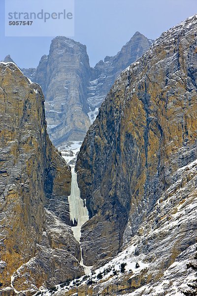 Gefrorenen Wasserfall in den Rocky Mountains  Banff-Nationalpark  Icefields Parkway  kanadischen Rocky Mountains  Alberta  Kanada.