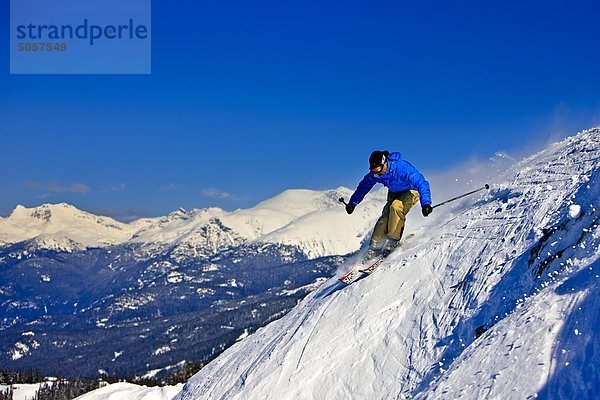 Skifahrer auf die oberen Hänge des Whistler Mountain  Whistler Blackcomb  Whistler  British Columbia  Kanada.