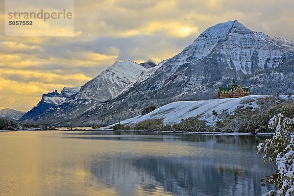 Prince Of Wales Hotel mit Blick auf die nahen Waterton Lake nach die ersten Schneefälle des Winters  Waterton-Lakes-Nationalpark  Alberta  Kanada.