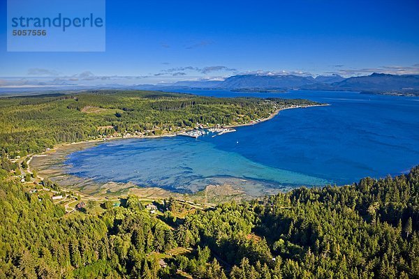 Luftbild von Sointula auf Malcolm Insel  Rough Bay und der Broughton Strait  British Columbia  Kanada. Vancouver Island und Johnstone Strait im Hintergrund.