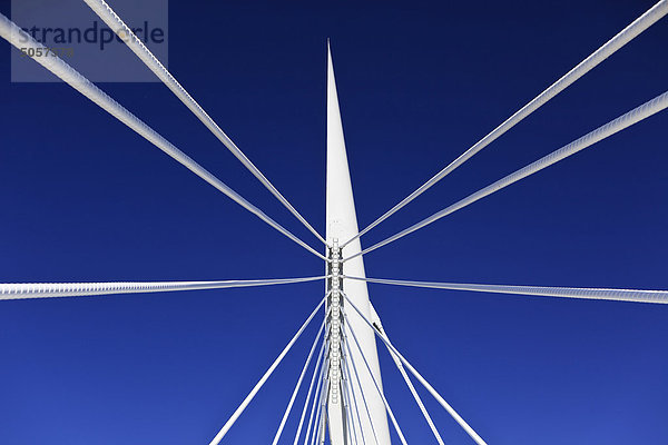 Unterstützen Sie Kabel der Esplanade Riel Brücke zu  und deaktivieren Sie blauen Himmel. Winnipeg  Manitoba  Kanada.