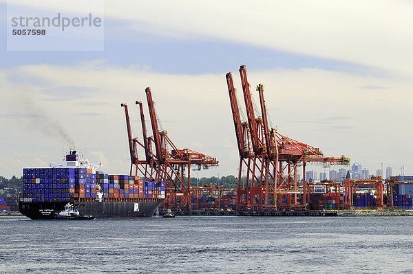 APL-Containerschiff  Vietnam  nähert sich die Docks mit Hilfe der Schlepper Boote in Burrard Inlet in Vancouver  British Columbia  Kanada.