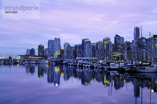 Einige Gebäude Innenstadt und der Marina im Hafen von Kohle in Vancouver  British Columbia  Kanada.