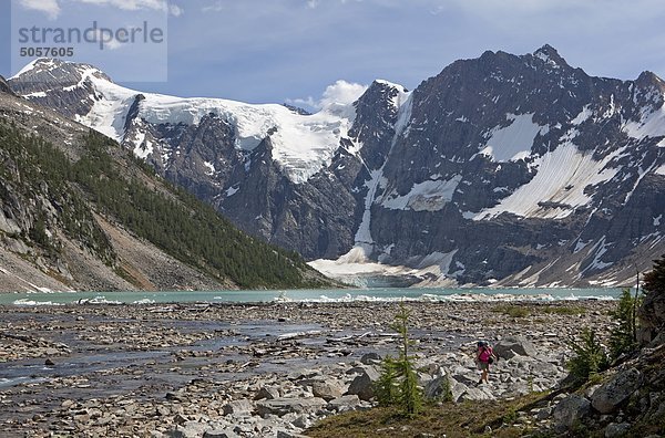 Wanderer am See der hängende Gletscher  Purcell Mountains  British Columbia  Kanada