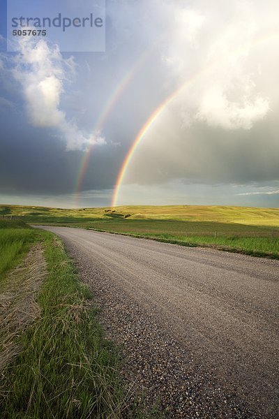 Doppelte Regenbogen Norden von Calgary  Alberta  Kanada.