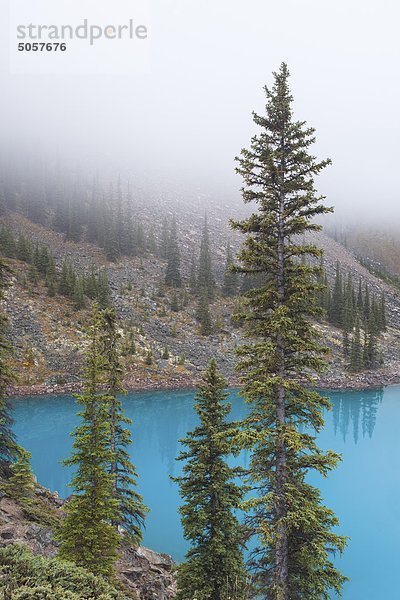Moraine Lake im Nebel  Banff-Nationalpark  Alberta  Kanada.