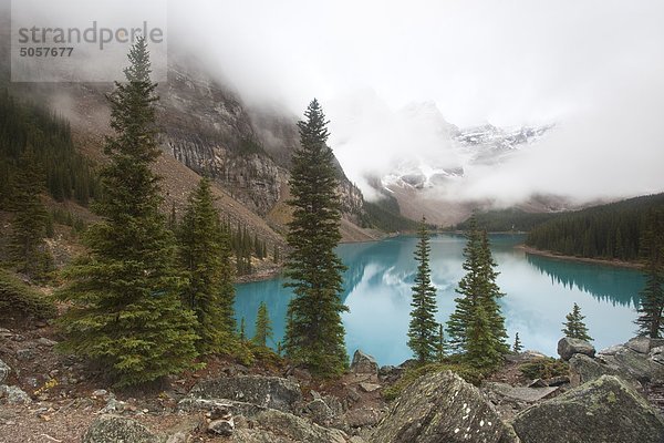 Moraine Lake im Nebel  Banff-Nationalpark  Alberta  Kanada.