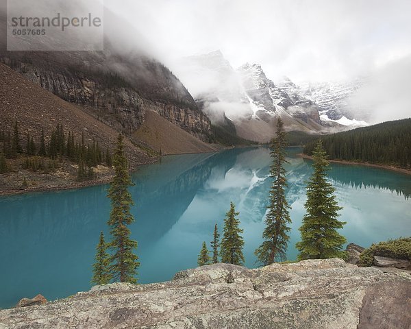 Moraine Lake im Nebel  Banff-Nationalpark  Alberta  Kanada.