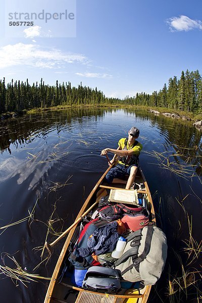 Ein junger Mann  Kanu und camping für 2 Wochen in Wabakimi Provincial Park  Nord-Ontario  Kanada