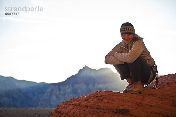 Ein weiblicher Kletterer taking a Break  Red Rocks  Nevada  Vereinigte Staaten