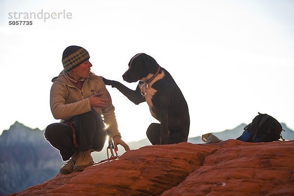 Ein weiblicher Kletterer und ihre freundlichen Hund  Red Rocks  Nevada  Vereinigte Staaten
