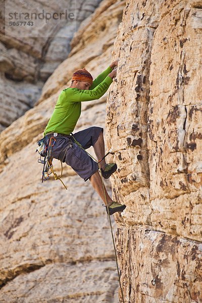 Eine männliche Bergsteiger Sportklettern in Red Rocks  Las Vegas  Nevada  Vereinigte Staaten