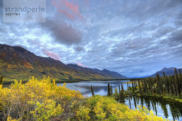 Sonnenuntergang über Annie See außerhalb Whitehorse  Yukon  Kanada.