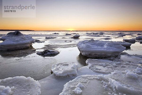 Eis auf Lake Winnipeg bei Sonnenuntergang. Victoria Beach  Manitoba  Kanada.