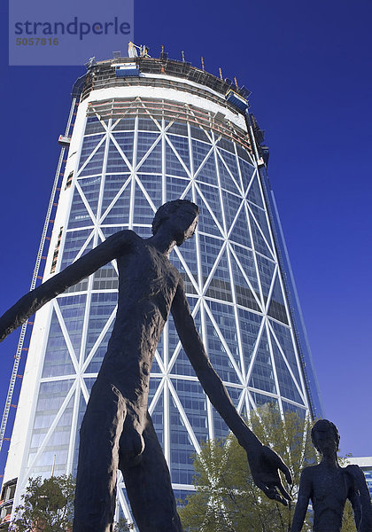 Der Family of Man Skulptur  und The Bow Büroturm im Bau. Calgary  Alberta  Kanada.