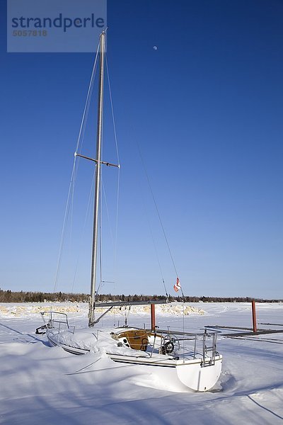 Segelboot in Lake Winnipeg eingefroren. Strand von Victoria Harbour  Manitoba  Kanada.