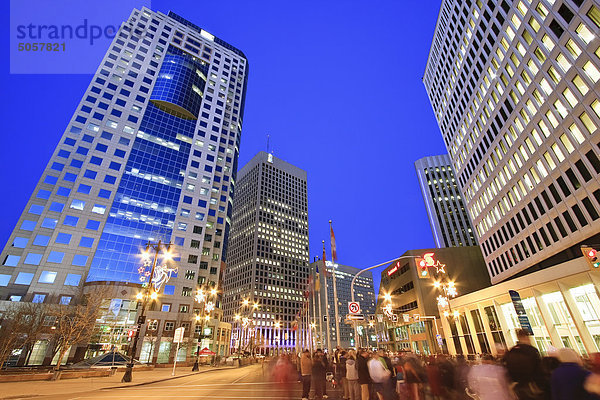 Skyline und Menge versammelt auf Portage Avenue in der Nacht. Winnipeg  Manitoba  Kanada.