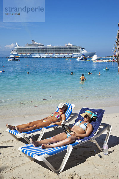 Frauen Sonnenbaden am Strand  Labadee (Labadee oder Labadie)  Haiti.