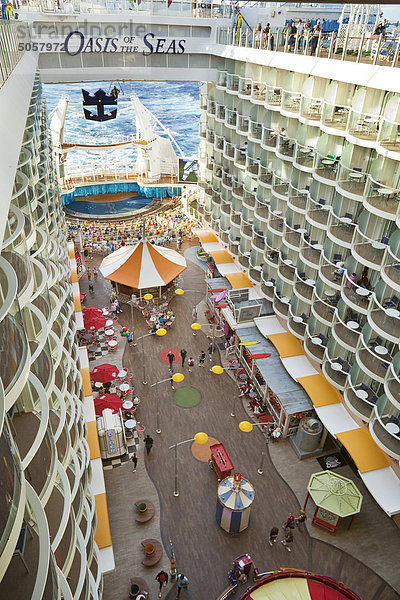 Einer der sieben Nachbarschaften am Royal Caribbean Oasis of the Seas-Kreuzfahrtschiff  der Strandpromenade.