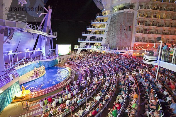 Zeigen Sie im freien AquaTheatre auf Deck 6 von Royal Caribbean Cruise Ship Oasis of the Seas präsentiert.