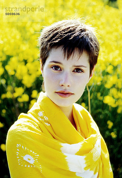 Frau mit gelben Blüten