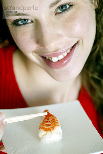 Frau Porträt mit Sushi teller
