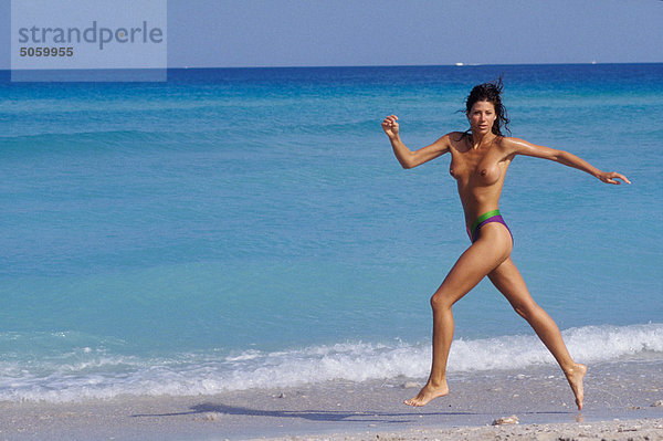 Frau am Strand von topless