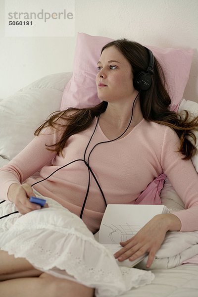 Frau Musikhören mit MP3-player
