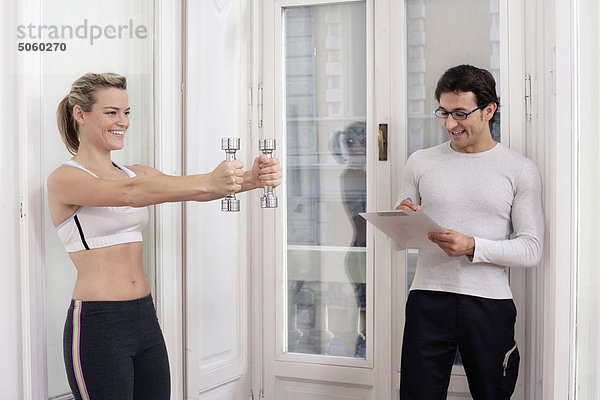 Woman exercising mit personal trainer