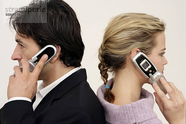 Paar telefonieren mit Handy