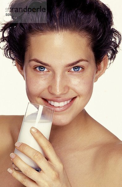 Frau Porträt mit einem Glas Milch